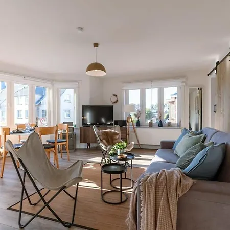 Daire Huswell - Sunny Bright In The Center Of De Haan
