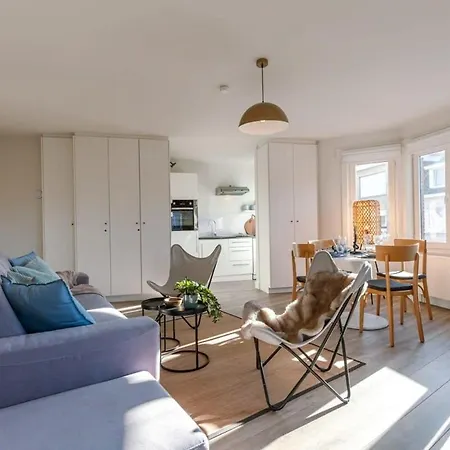Daire Huswell - Sunny Bright In The Center Of De Haan